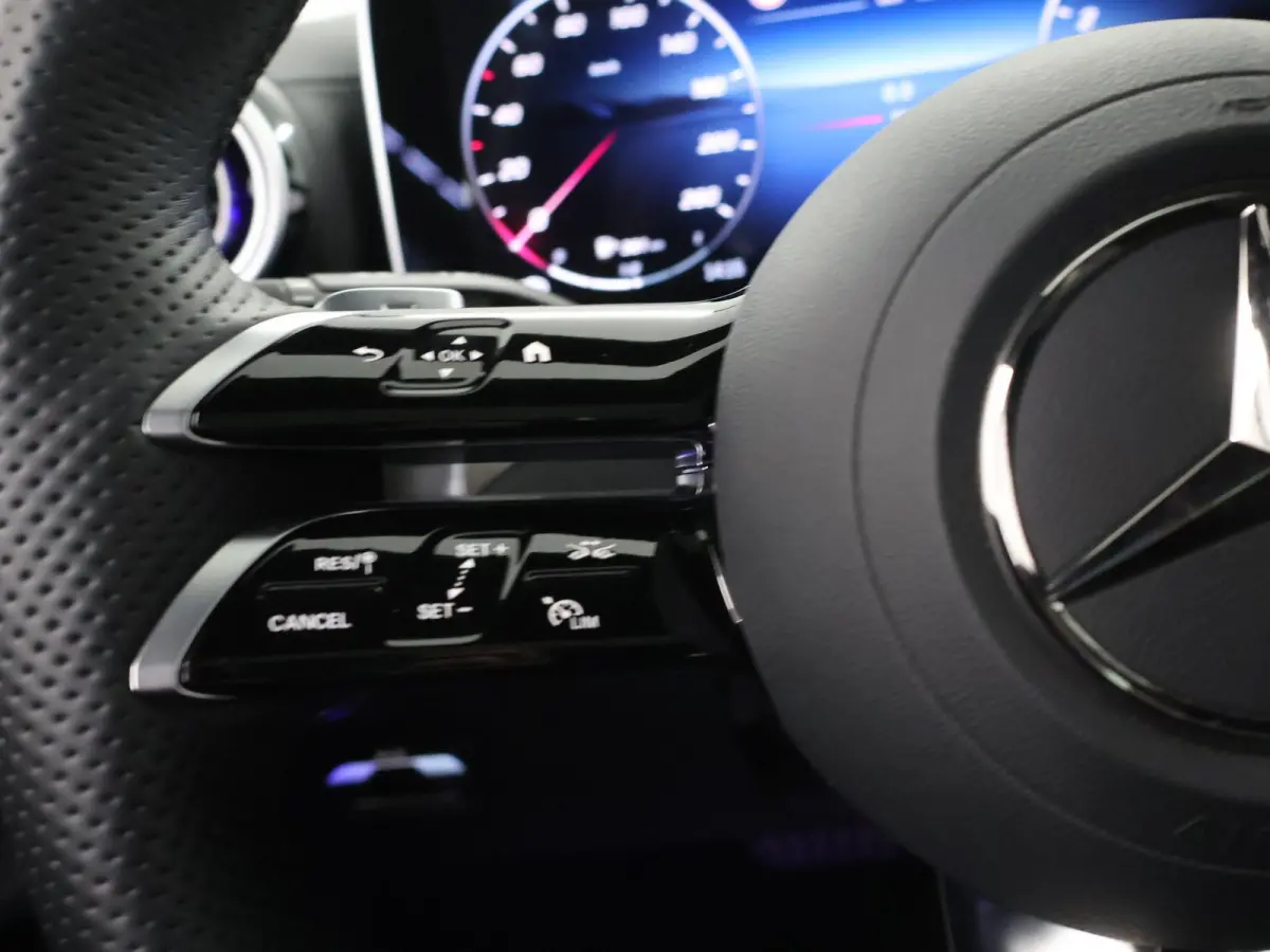 300 4MATIC AMG Line Premium Plus | Panoramadak | Memory | 20-Inch | Nightpakket | AMG spoiler