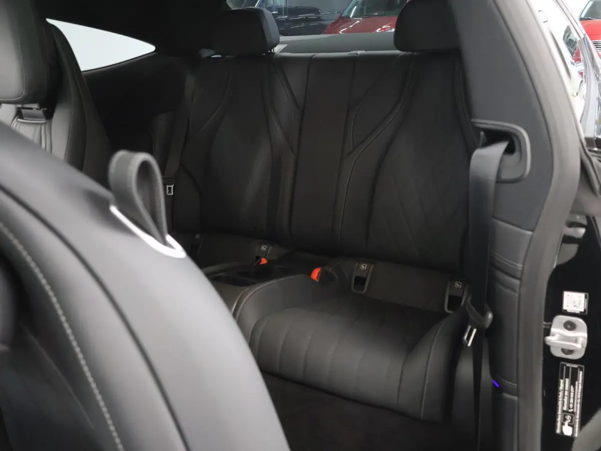 300 4MATIC AMG Line Premium Plus | Panoramadak | Memory | 20-Inch | Nightpakket | AMG spoiler