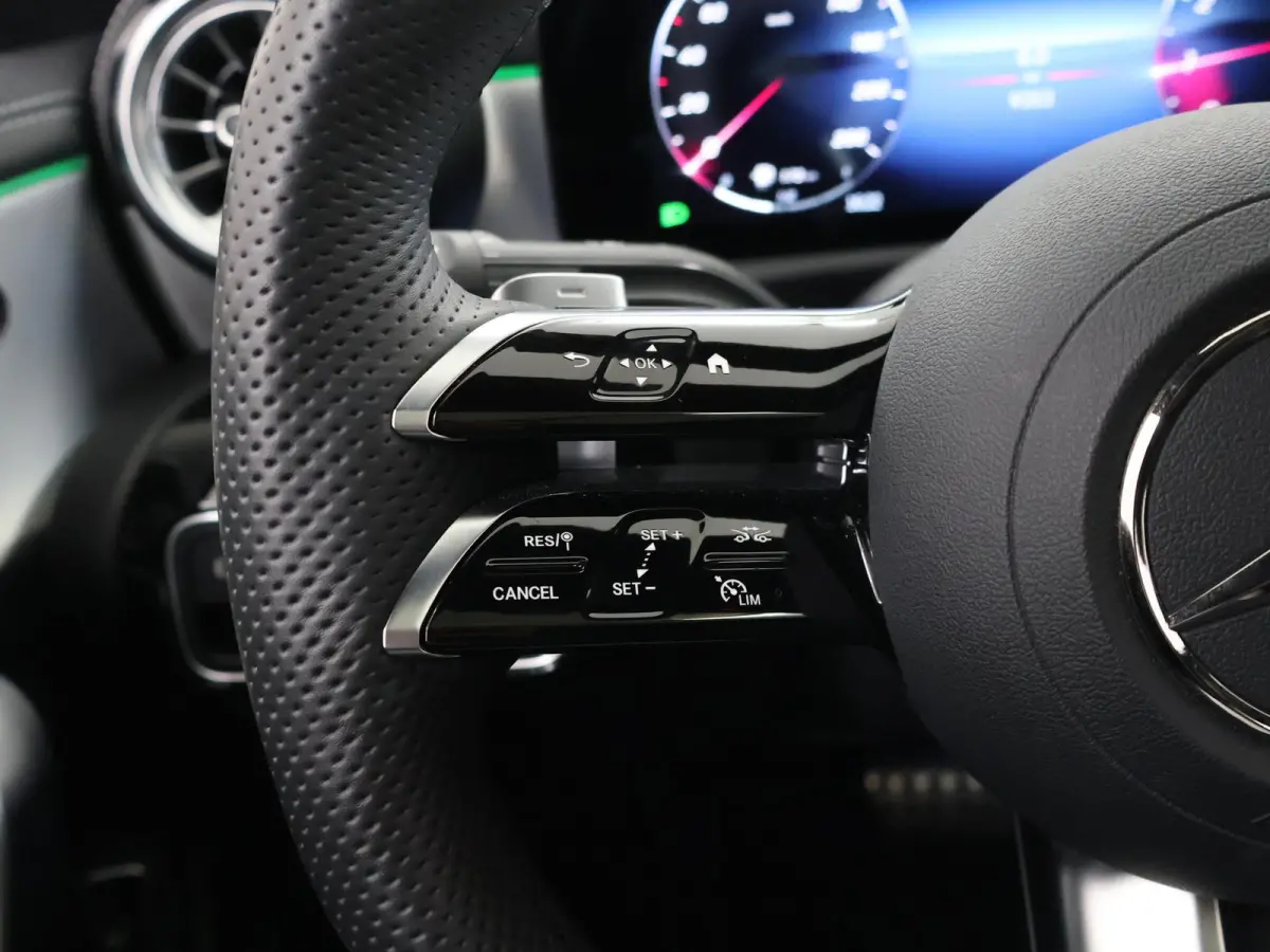 Coupé 180 Business Solution AMG | Panoramaschuifdak | AMG Line Plus | Night pakket | Head-up display | 360° camera | 19"AMG velgen Multispaaks