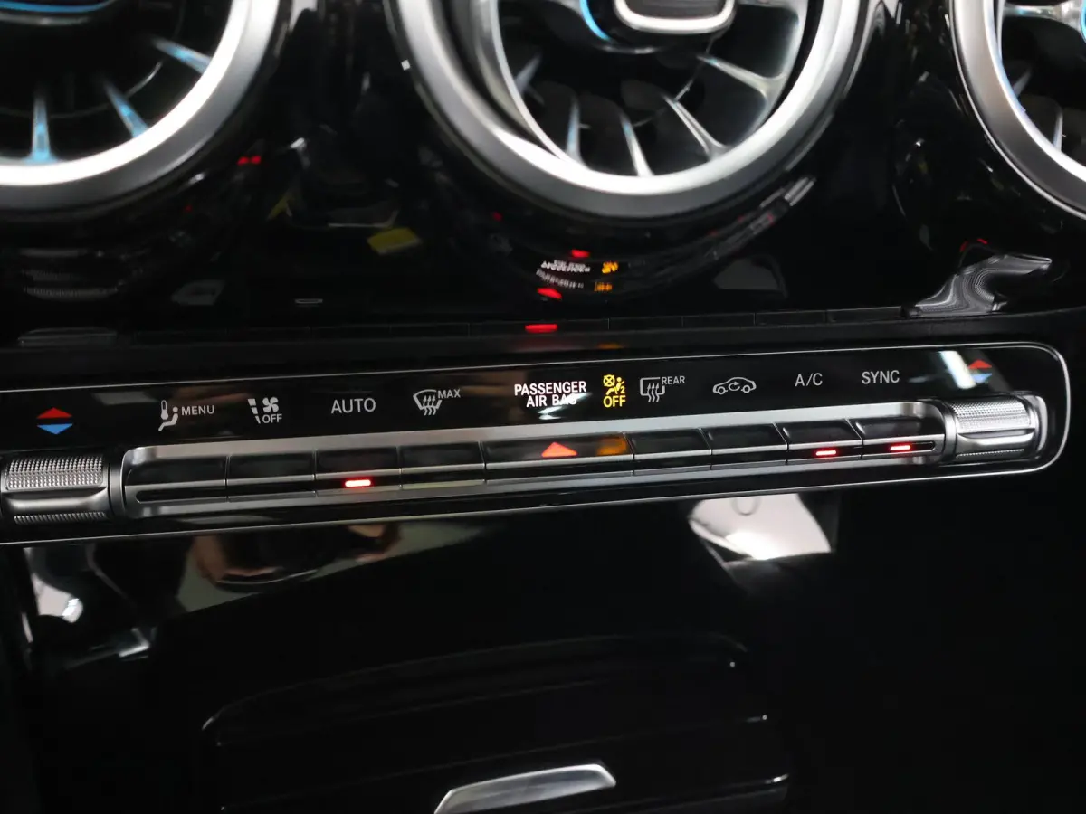 Coupé 180 Business Solution AMG | Panoramaschuifdak | AMG Line Plus | Night pakket | Head-up display | 360° camera | 19"AMG velgen Multispaaks