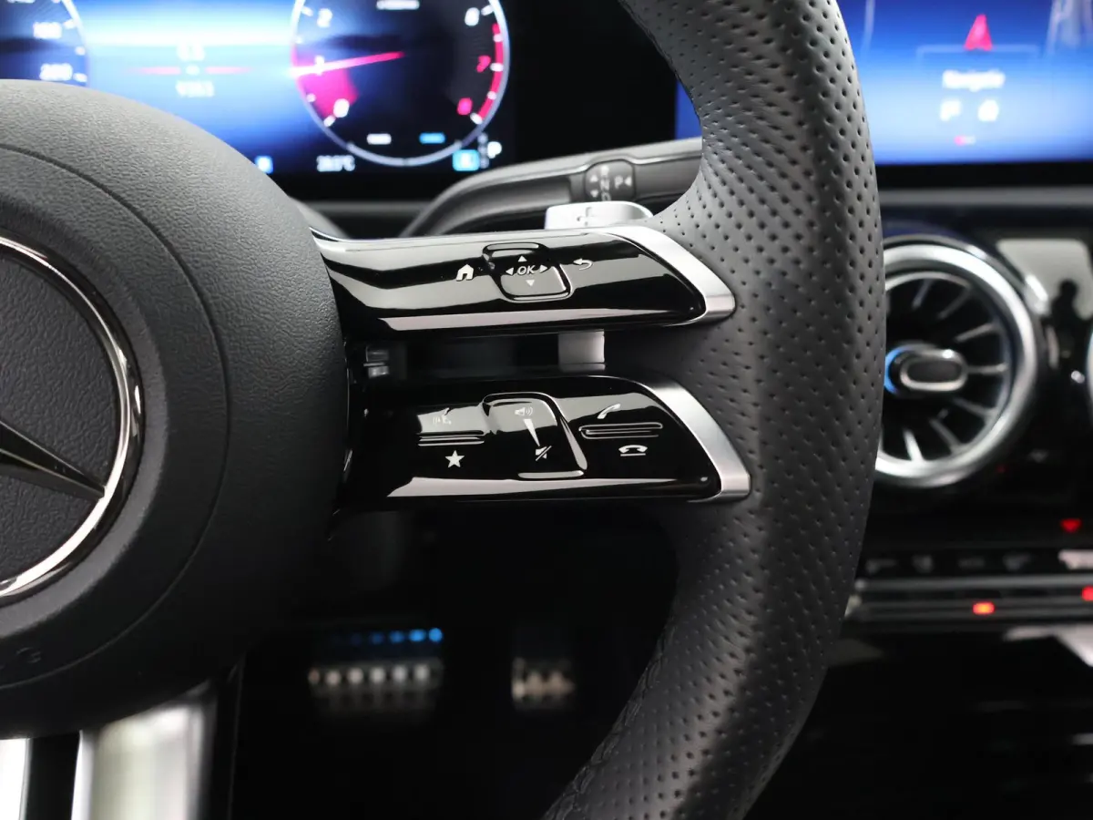 Coupé 180 Business Solution AMG | Panoramaschuifdak | AMG Line Plus | Night pakket | Head-up display | 360° camera | 19"AMG velgen Multispaaks