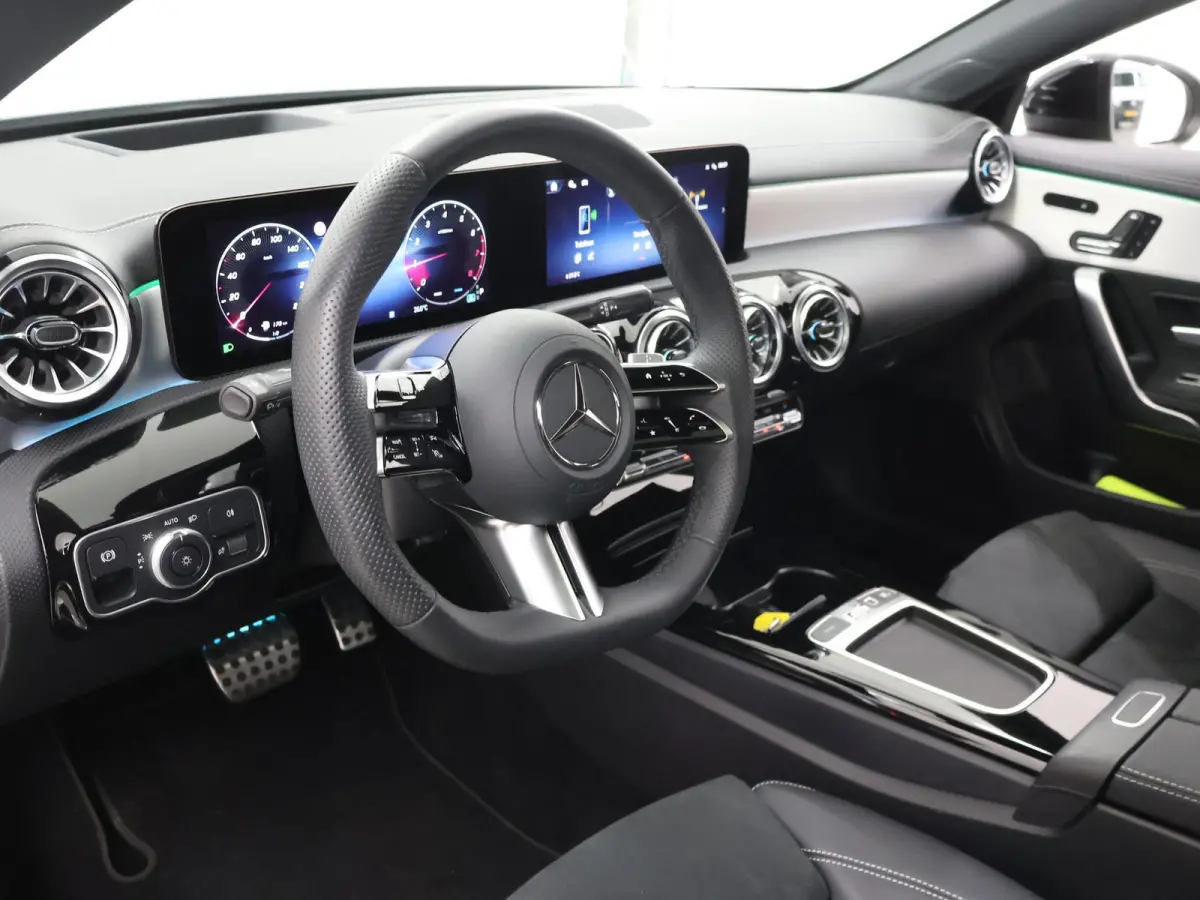 Coupé 180 Business Solution AMG | Panoramaschuifdak | AMG Line Plus | Night pakket | Head-up display | 360° camera | 19"AMG velgen Multispaaks