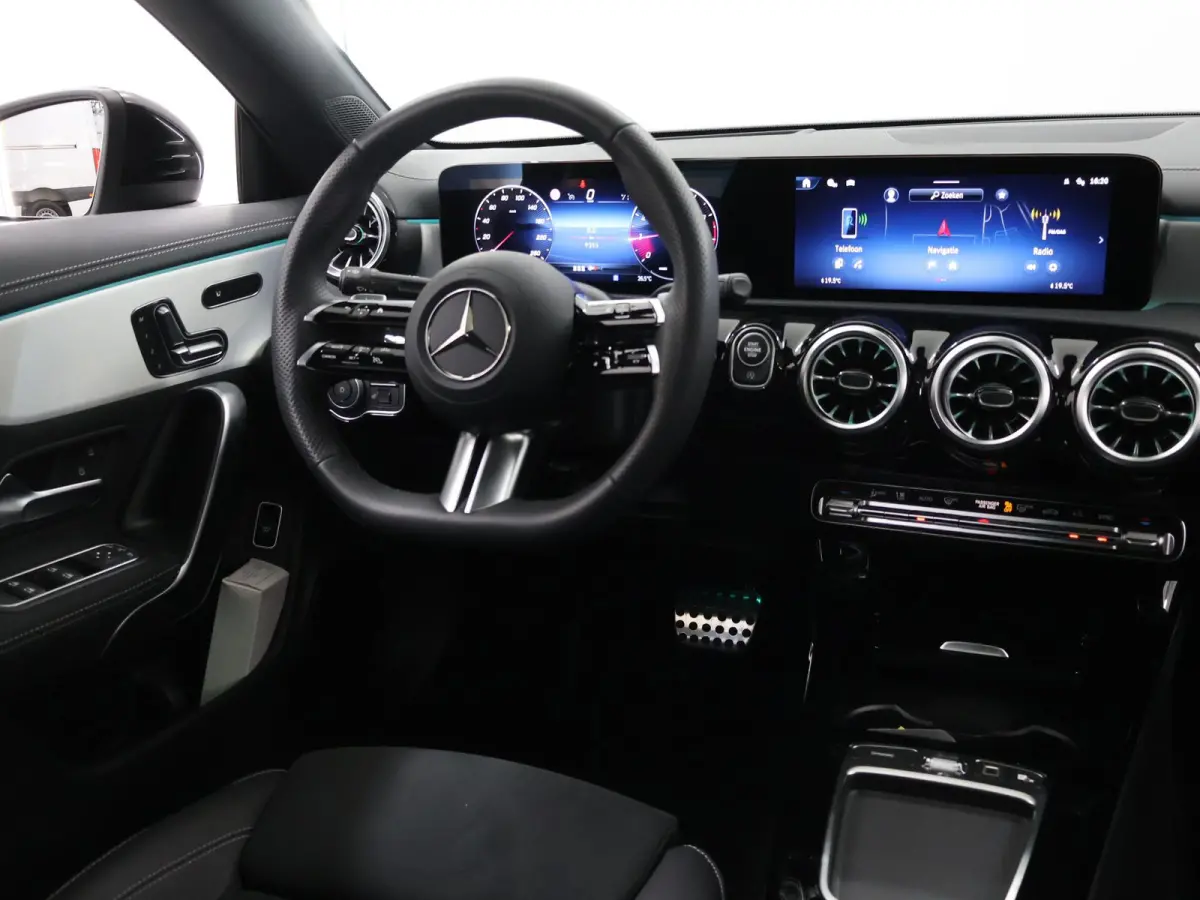 Coupé 180 Business Solution AMG | Panoramaschuifdak | AMG Line Plus | Night pakket | Head-up display | 360° camera | 19"AMG velgen Multispaaks
