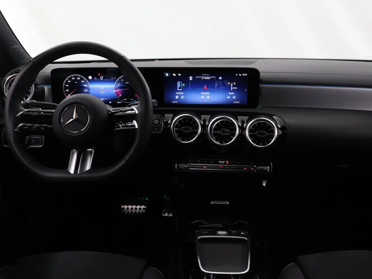 Coupé 180 Business Solution AMG | Panoramaschuifdak | AMG Line Plus | Night pakket | Head-up display | 360° camera | 19"AMG velgen Multispaaks