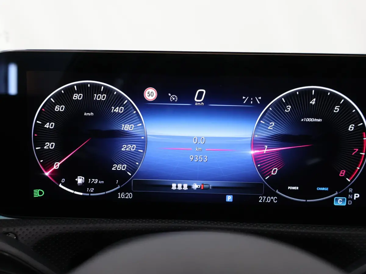 Coupé 180 Business Solution AMG | Panoramaschuifdak | AMG Line Plus | Night pakket | Head-up display | 360° camera | 19"AMG velgen Multispaaks