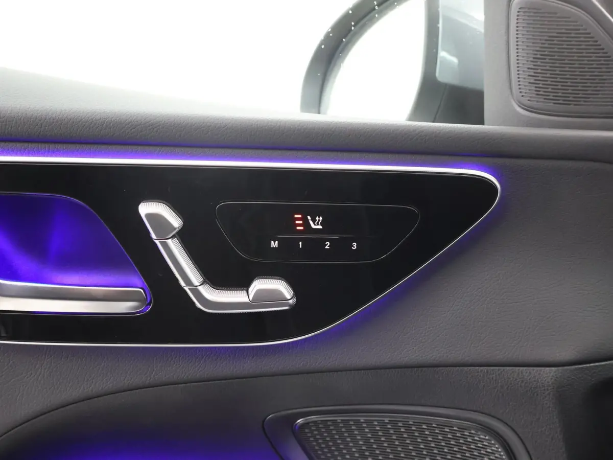 300e Star Edition | Achteruitrijcamera | Panoramaschuifdak | Sfeerverlichting | Stoelverwarming | Easypack-achterklep |