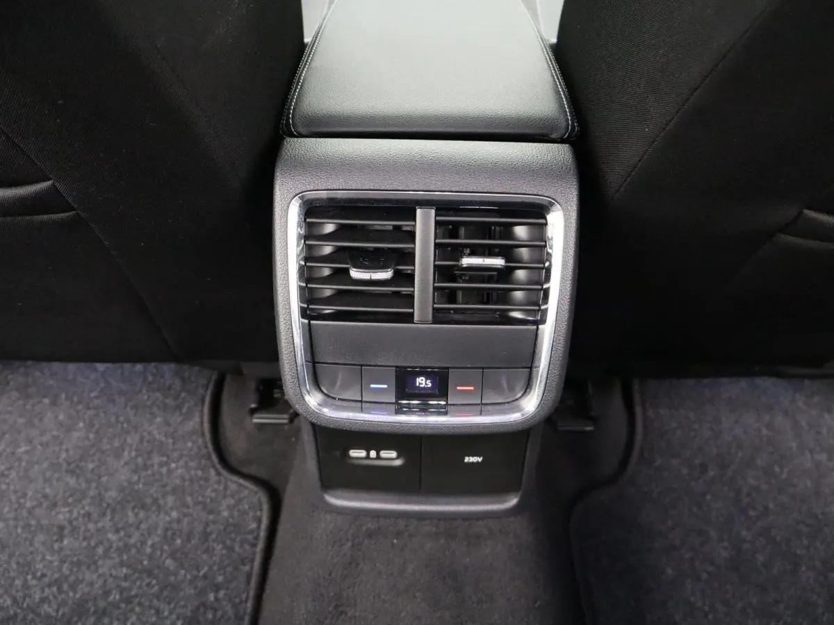 1.0 TSI Business Edition Plus | Apple Carplay / Android Auto | Keyless | Virtual Cockpit | Privacy Glass |