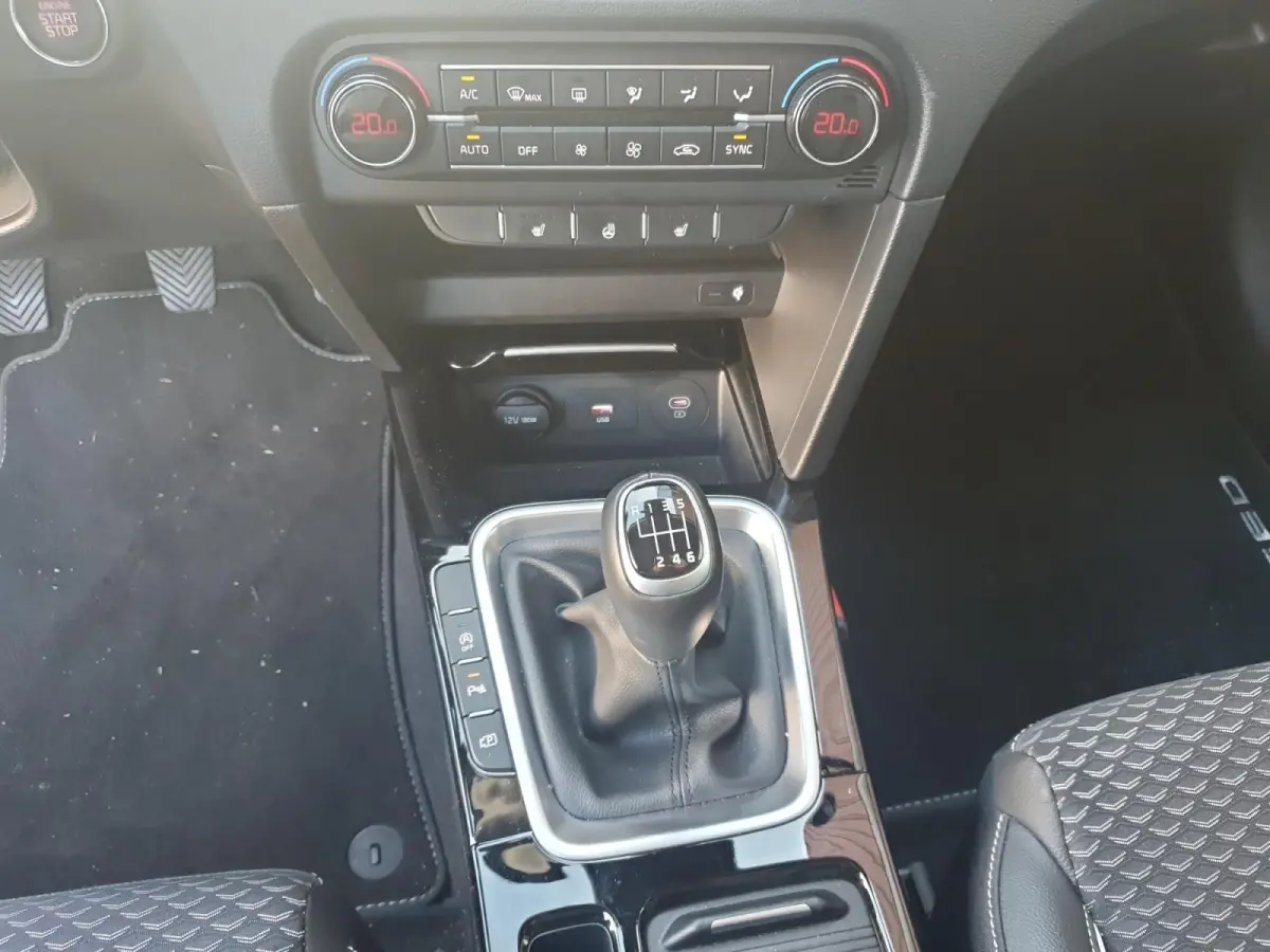1.0T DynamicPlusLine DEMO | Direct beschikbaar | Stoel en stuurverwarming | Dodehoekdetectie | Getinte ramen achter | Elektrische achterklep | Keyless met startknop | Parkeersensoren voor en