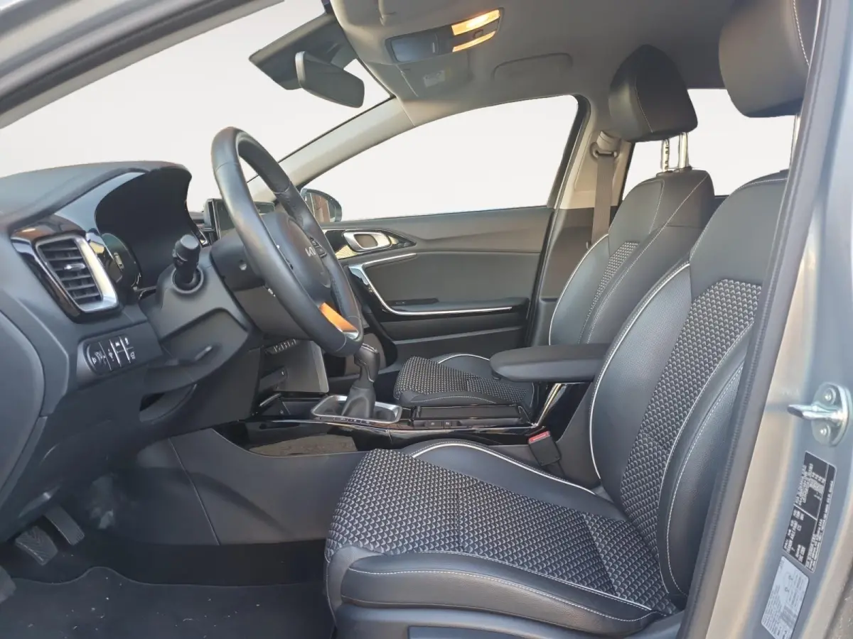 1.0T DynamicPlusLine DEMO | Direct beschikbaar | Stoel en stuurverwarming | Dodehoekdetectie | Getinte ramen achter | Elektrische achterklep | Keyless met startknop | Parkeersensoren voor en
