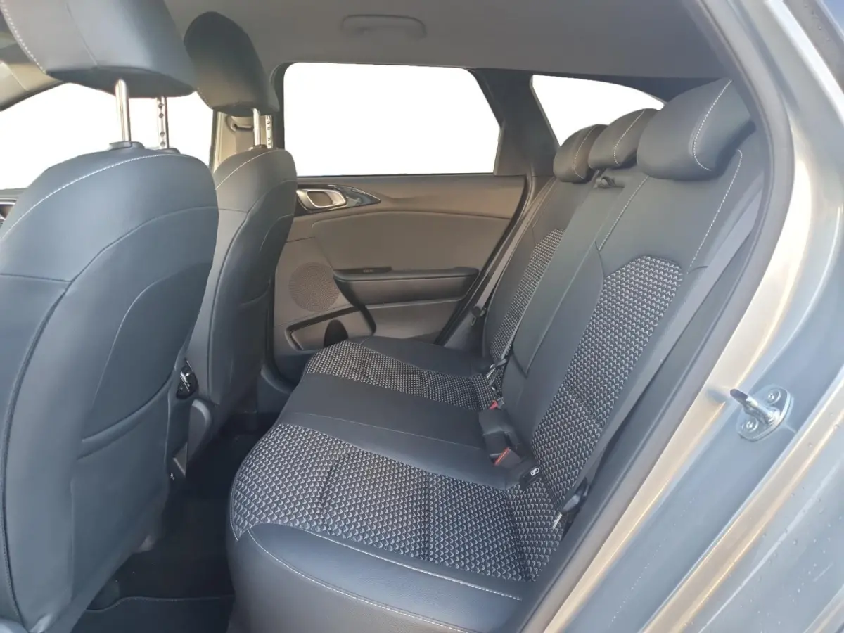 1.0T DynamicPlusLine DEMO | Direct beschikbaar | Stoel en stuurverwarming | Dodehoekdetectie | Getinte ramen achter | Elektrische achterklep | Keyless met startknop | Parkeersensoren voor en
