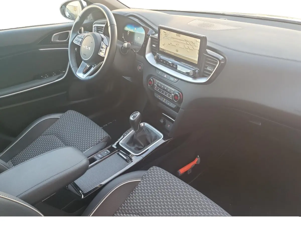 1.0T DynamicPlusLine DEMO | Direct beschikbaar | Stoel en stuurverwarming | Dodehoekdetectie | Getinte ramen achter | Elektrische achterklep | Keyless met startknop | Parkeersensoren voor en