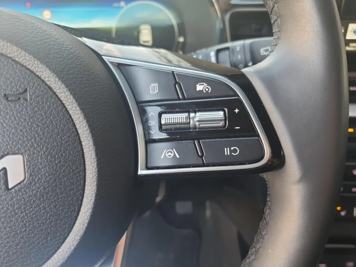 1.0T DynamicPlusLine DEMO | Direct beschikbaar | Stoel en stuurverwarming | Dodehoekdetectie | Getinte ramen achter | Elektrische achterklep | Keyless met startknop | Parkeersensoren voor en
