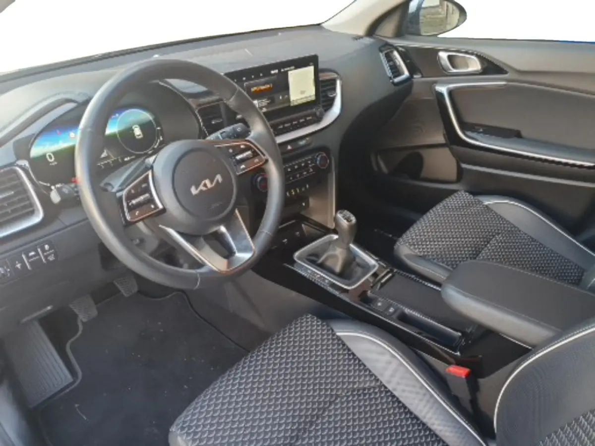 1.0T DynamicPlusLine DEMO | Direct beschikbaar | Stoel en stuurverwarming | Dodehoekdetectie | Getinte ramen achter | Elektrische achterklep | Keyless met startknop | Parkeersensoren voor en