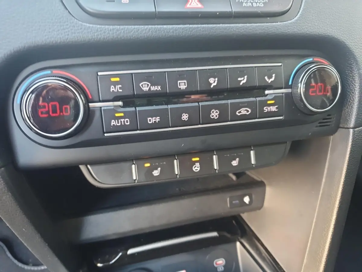 1.0T DynamicPlusLine DEMO | Direct beschikbaar | Stoel en stuurverwarming | Dodehoekdetectie | Getinte ramen achter | Elektrische achterklep | Keyless met startknop | Parkeersensoren voor en