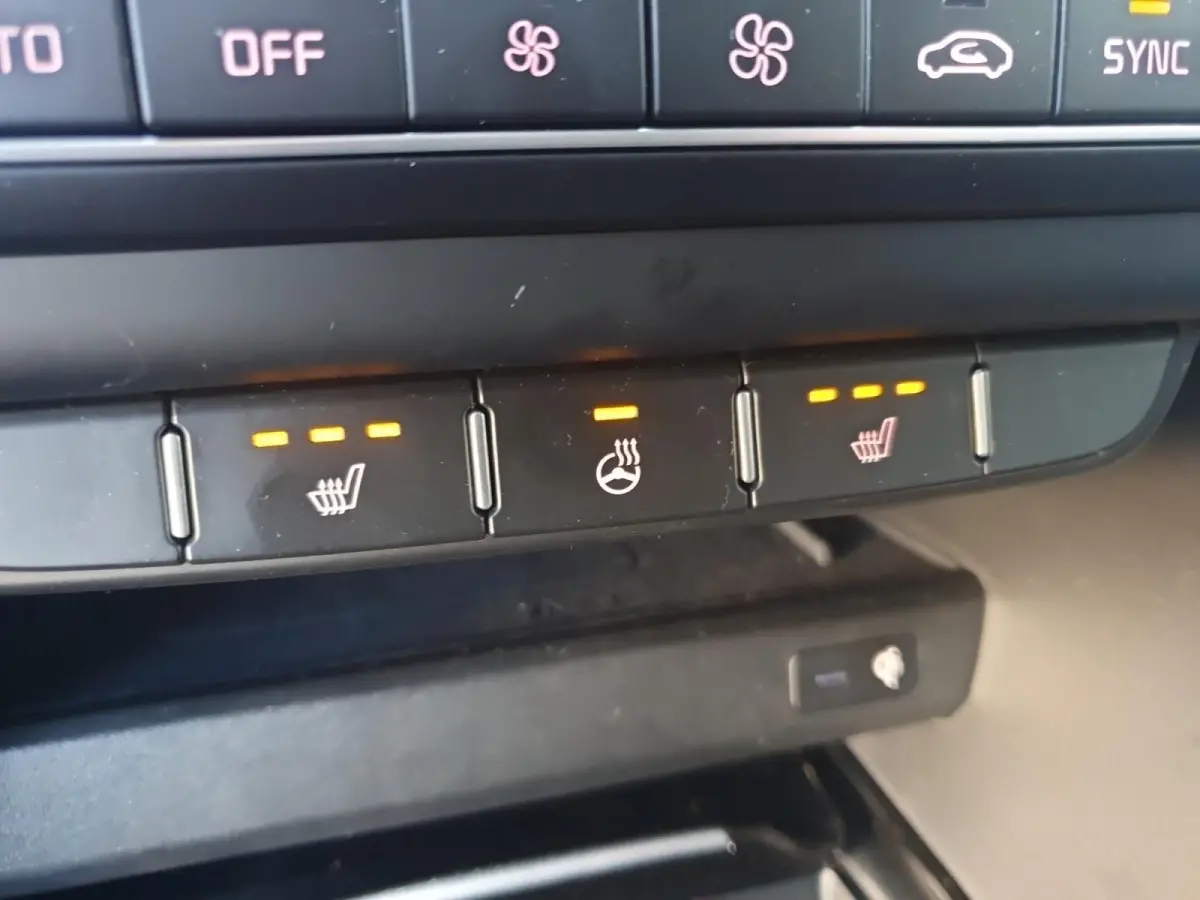 1.0T DynamicPlusLine DEMO | Direct beschikbaar | Stoel en stuurverwarming | Dodehoekdetectie | Getinte ramen achter | Elektrische achterklep | Keyless met startknop | Parkeersensoren voor en