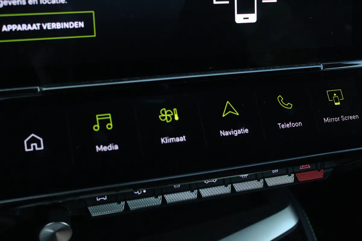 1.6 Plug-in Hybrid 225 GT | Pano | Camera | Keyless | LMV 18" | DAB | Dodehoeksens. | Climate | LED | Navi | Pano | Camera | Keyless | LMV 18" | DAB | Dodehoeksens. | Climate | LED | Navi |