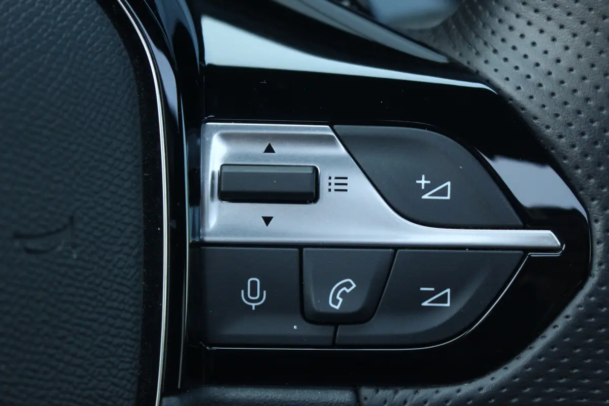 1.6 Plug-in Hybrid 225 GT | Pano | Camera | Keyless | LMV 18" | DAB | Dodehoeksens. | Climate | LED | Navi | Pano | Camera | Keyless | LMV 18" | DAB | Dodehoeksens. | Climate | LED | Navi |