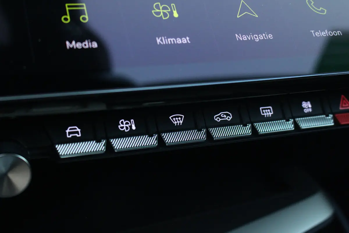 1.6 Plug-in Hybrid 225 GT | Pano | Camera | Keyless | LMV 18" | DAB | Dodehoeksens. | Climate | LED | Navi | Pano | Camera | Keyless | LMV 18" | DAB | Dodehoeksens. | Climate | LED | Navi |