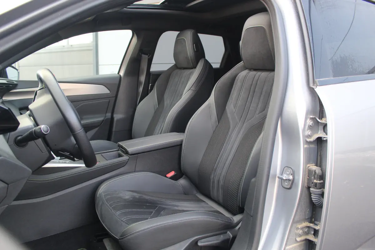 1.6 Plug-in Hybrid 225 GT | Pano | Camera | Keyless | LMV 18" | DAB | Dodehoeksens. | Climate | LED | Navi | Pano | Camera | Keyless | LMV 18" | DAB | Dodehoeksens. | Climate | LED | Navi |
