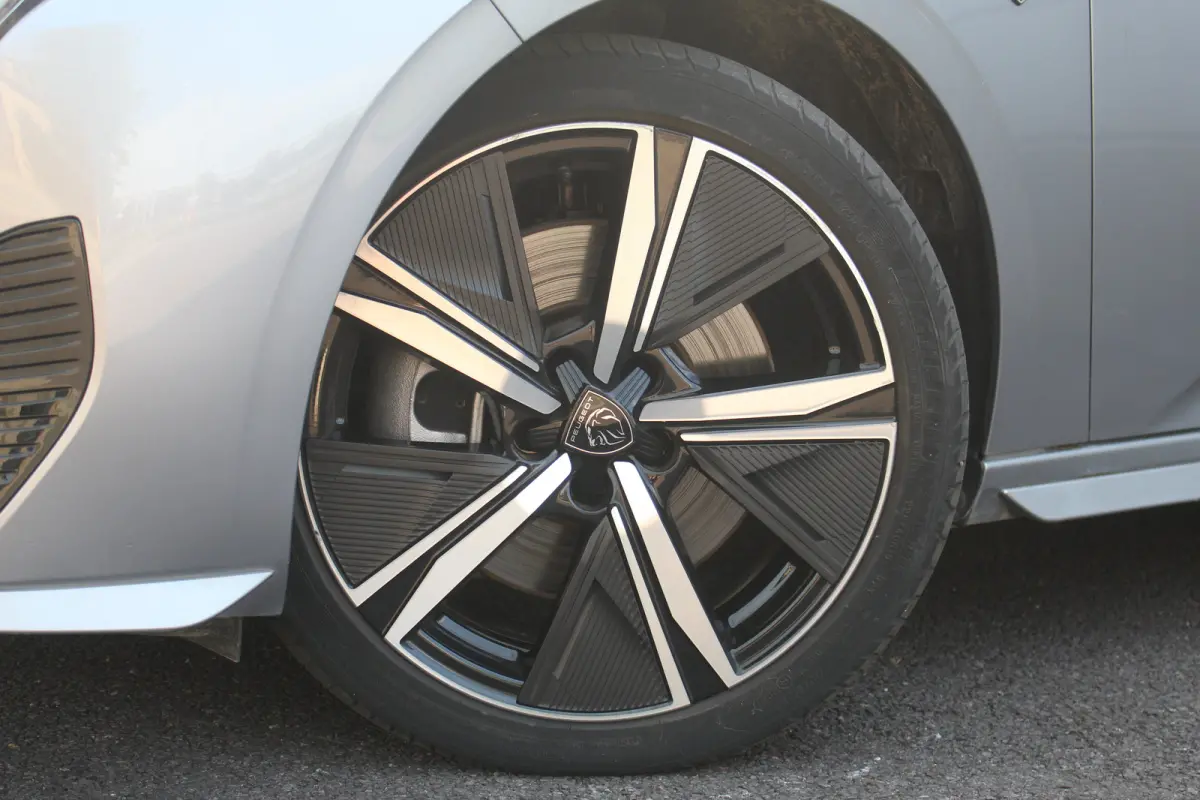 1.6 Plug-in Hybrid 225 GT | Pano | Camera | Keyless | LMV 18" | DAB | Dodehoeksens. | Climate | LED | Navi | Pano | Camera | Keyless | LMV 18" | DAB | Dodehoeksens. | Climate | LED | Navi |