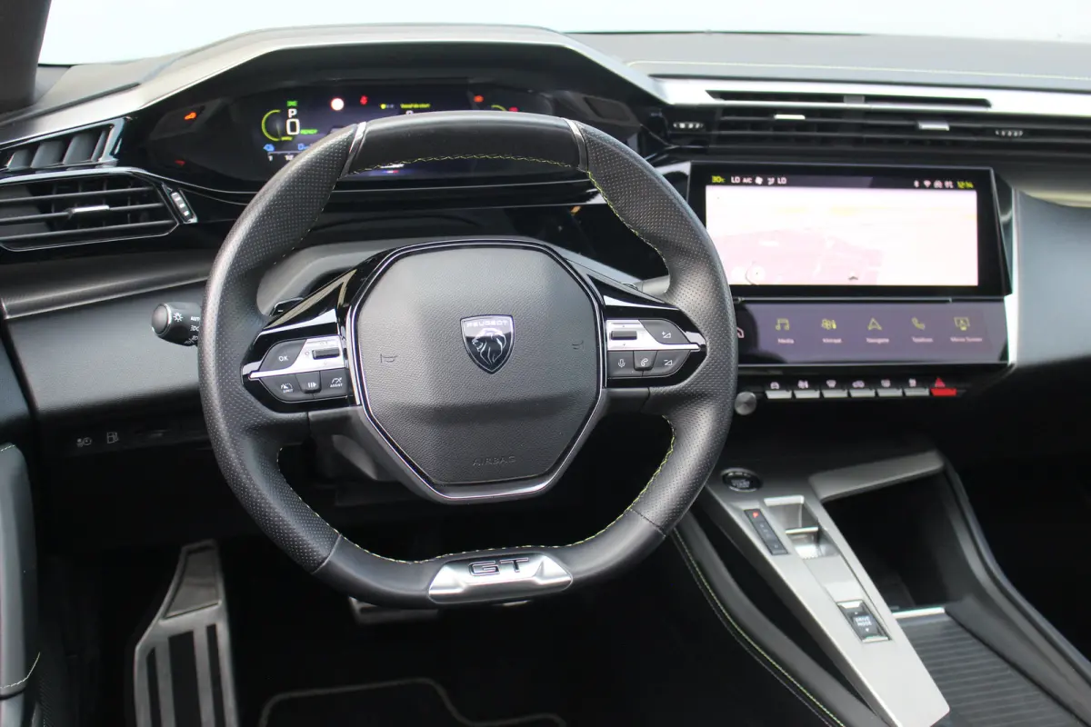 1.6 Plug-in Hybrid 225 GT | Pano | Camera | Keyless | LMV 18" | DAB | Dodehoeksens. | Climate | LED | Navi | Pano | Camera | Keyless | LMV 18" | DAB | Dodehoeksens. | Climate | LED | Navi |