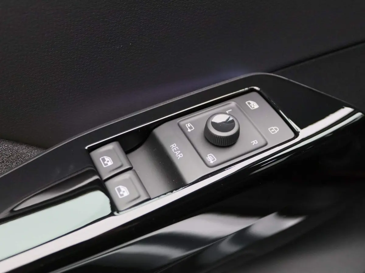 Pro Business 59 kWh | EM | Navigatie | Draadloze Apple Carplay | Adaptieve cruise control | Lane assist | Stoelverwarming | Stuurwielverwarming | Climate control | Achteruitrij camera | Park