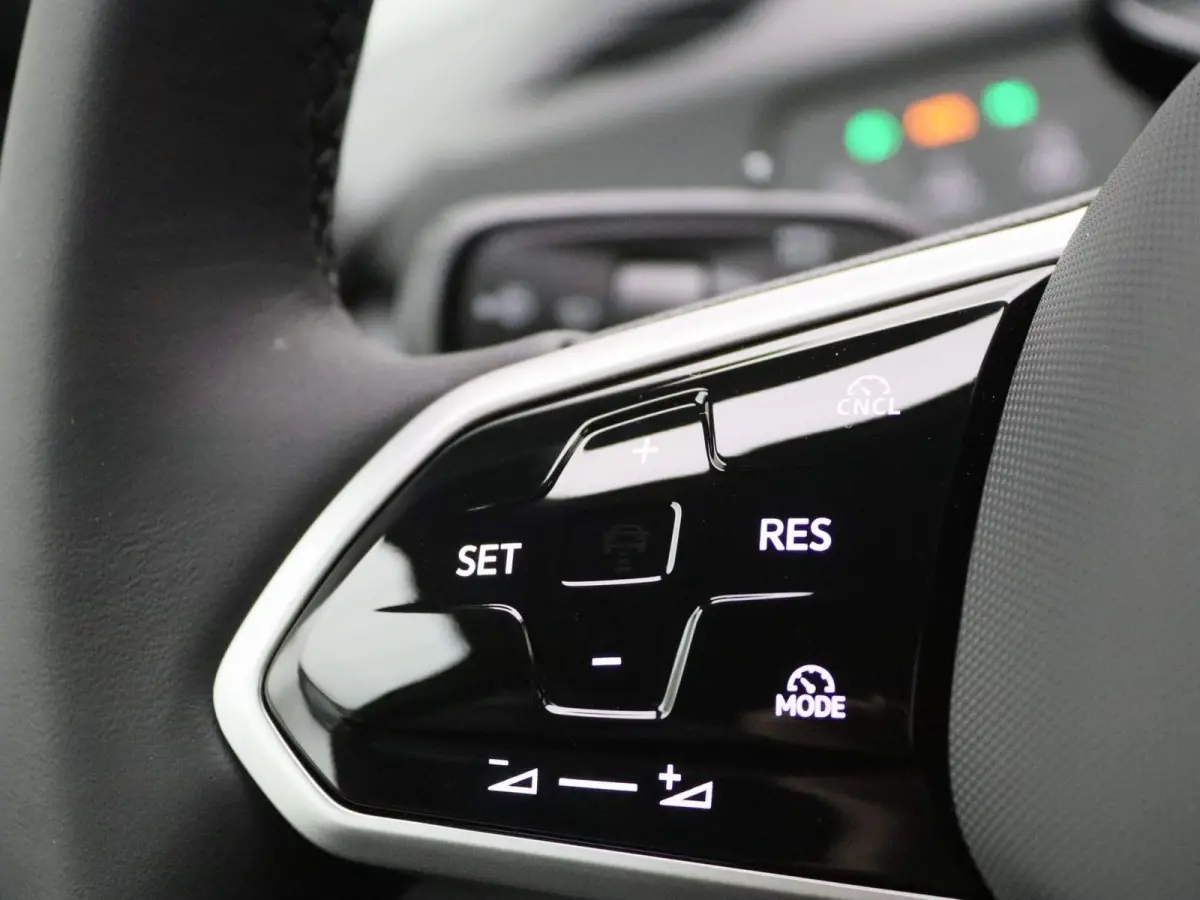Pro Business 59 kWh | EM | Navigatie | Draadloze Apple Carplay | Adaptieve cruise control | Lane assist | Stoelverwarming | Stuurwielverwarming | Climate control | Achteruitrij camera | Park