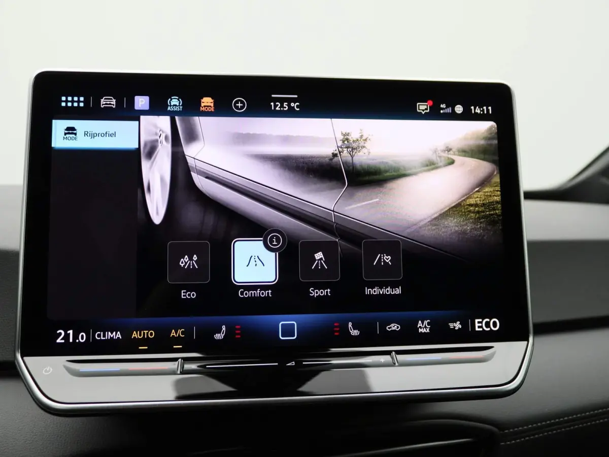 Pro Business 59 kWh | EM | Navigatie | Draadloze Apple Carplay | Adaptieve cruise control | Lane assist | Stoelverwarming | Stuurwielverwarming | Climate control | Achteruitrij camera | Park