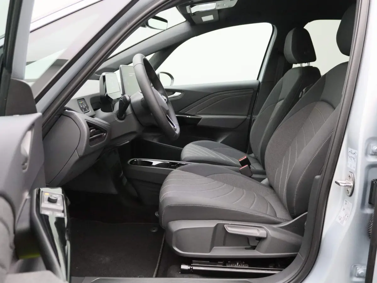 Pro Business 59 kWh | EM | Navigatie | Draadloze Apple Carplay | Adaptieve cruise control | Lane assist | Stoelverwarming | Stuurwielverwarming | Climate control | Achteruitrij camera | Park