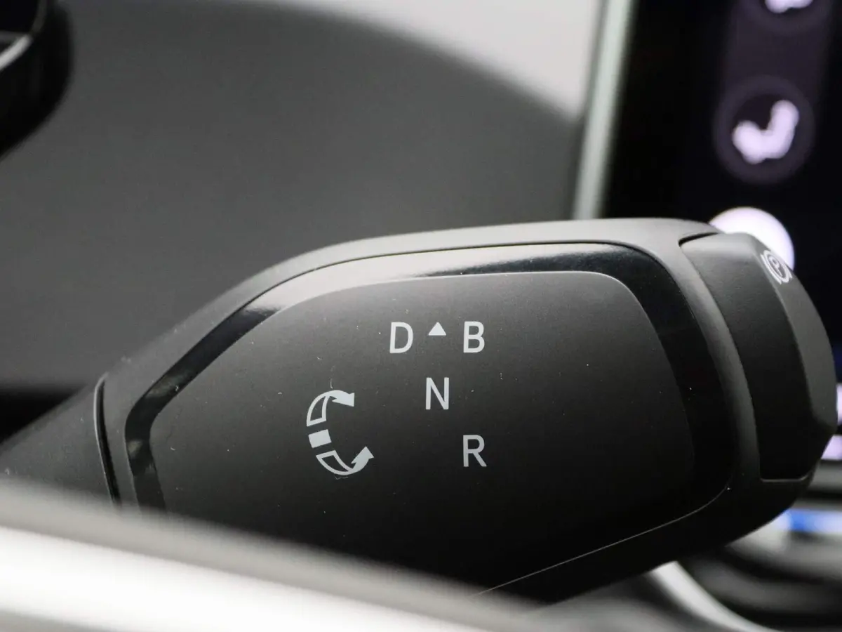 Pro Business 59 kWh | EM | Navigatie | Draadloze Apple Carplay | Adaptieve cruise control | Lane assist | Stoelverwarming | Stuurwielverwarming | Climate control | Achteruitrij camera | Park