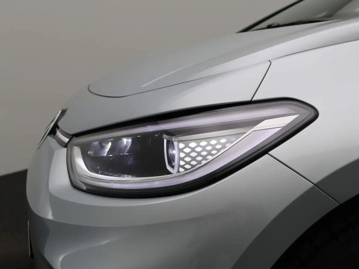 Pro Business 59 kWh | EM | Navigatie | Draadloze Apple Carplay | Adaptieve cruise control | Lane assist | Stoelverwarming | Stuurwielverwarming | Climate control | Achteruitrij camera | Park