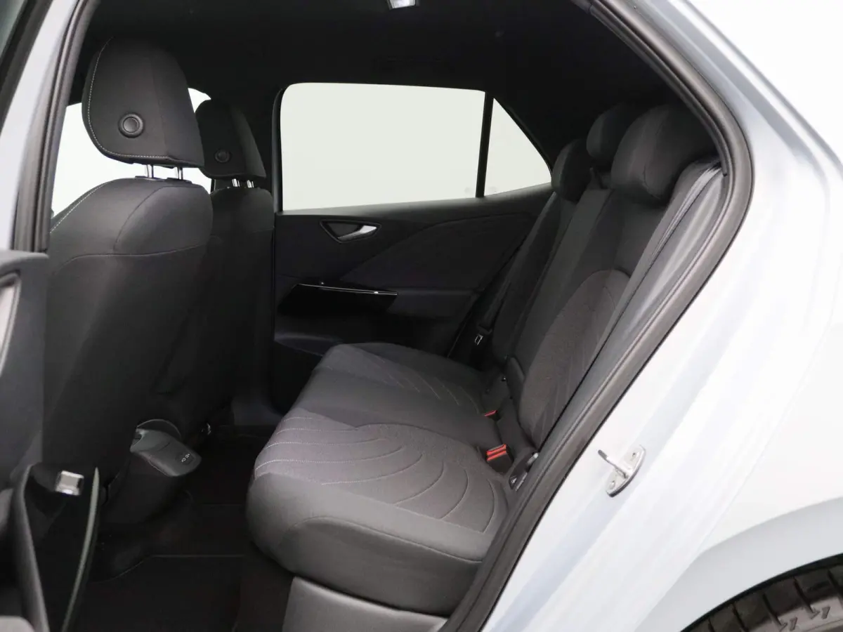 Pro Business 59 kWh | EM | Navigatie | Draadloze Apple Carplay | Adaptieve cruise control | Lane assist | Stoelverwarming | Stuurwielverwarming | Climate control | Achteruitrij camera | Park