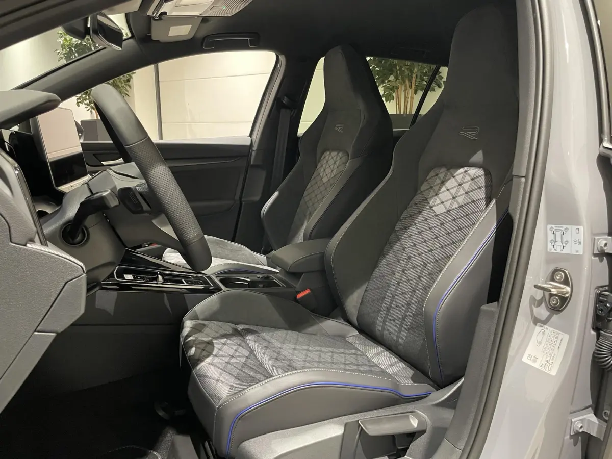 1.5 eTSI R-Line Edition | EM | Navigatie | App-connect | Parkeersensoren | 360 camera | Adaptive cruise control | Lichtmetaal | 328936 |