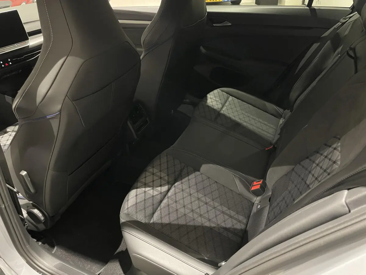 1.5 eTSI R-Line Edition | EM | Navigatie | App-connect | Parkeersensoren | 360 camera | Adaptive cruise control | Lichtmetaal | 328936 |