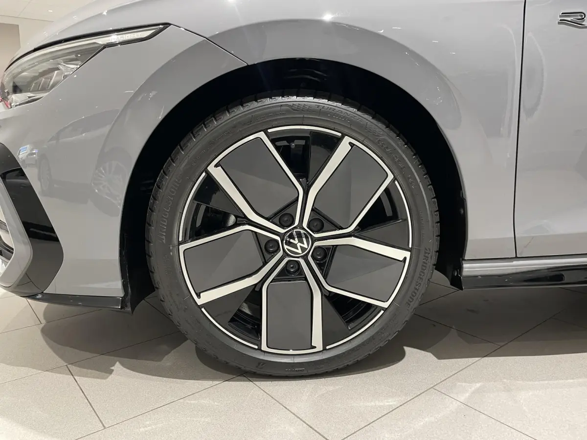 1.5 eTSI R-Line Edition | EM | Navigatie | App-connect | Parkeersensoren | 360 camera | Adaptive cruise control | Lichtmetaal | 328936 |
