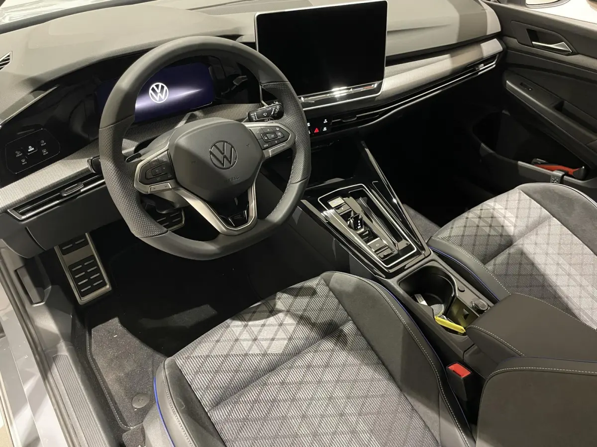 1.5 eTSI R-Line Edition | EM | Navigatie | App-connect | Parkeersensoren | 360 camera | Adaptive cruise control | Lichtmetaal | 328936 |