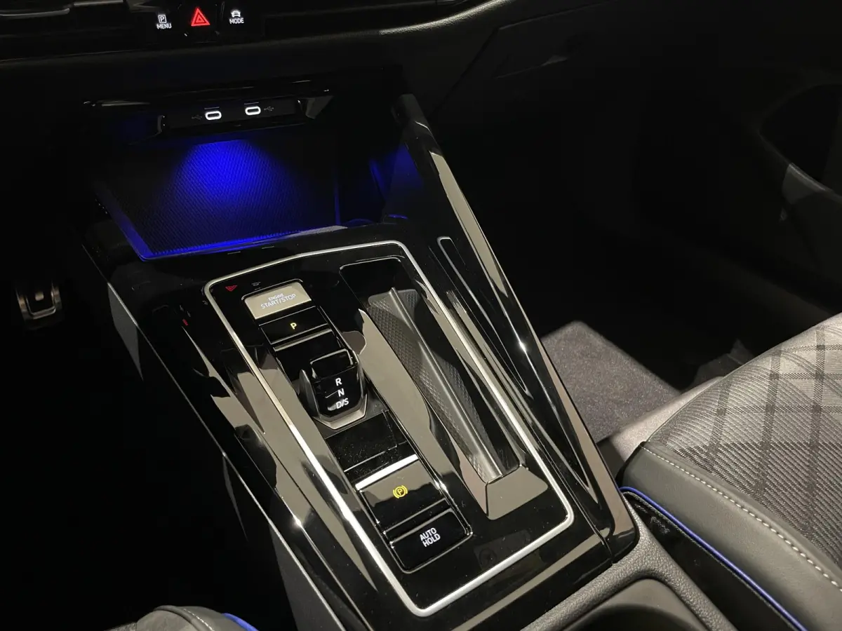 1.5 eTSI R-Line Edition | EM | Navigatie | App-connect | Parkeersensoren | 360 camera | Adaptive cruise control | Lichtmetaal | 328936 |