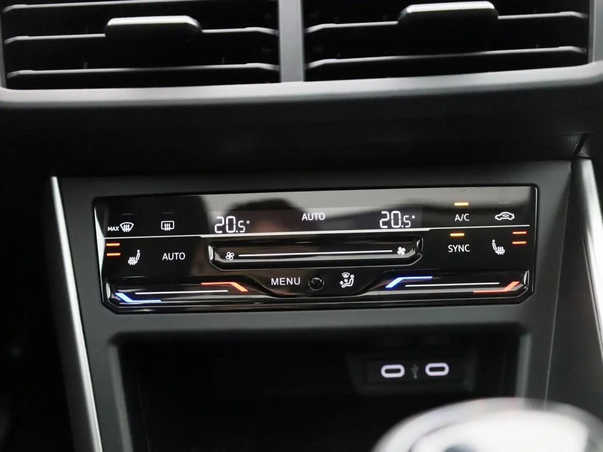 1.0 TSI Life Edition | Demo | Navigatie | Draadloze Apple Carplay | Panoramisch dak | Keyless | Adaptieve cruise control | Travel Assist | Parkeersensoren | Climate control | Stoelverwarming