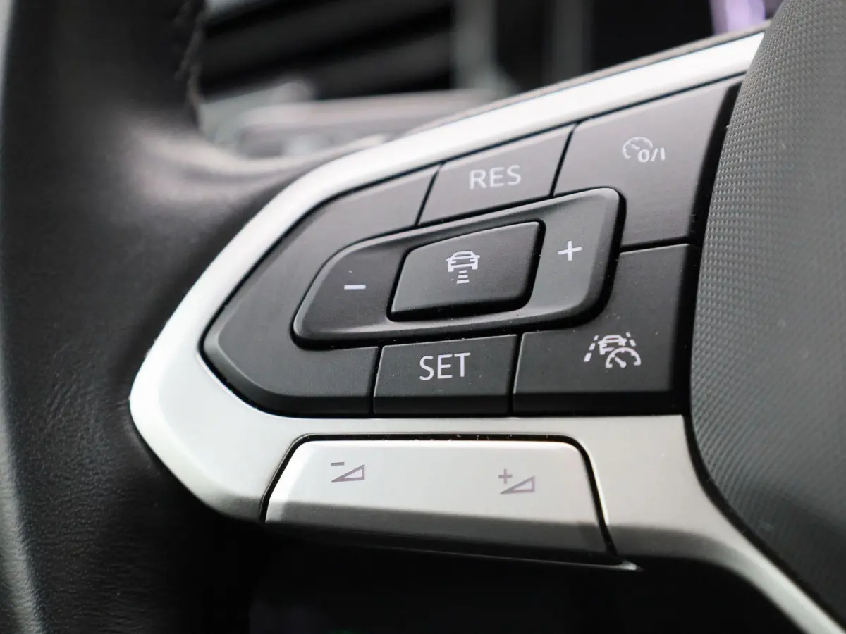 1.0 TSI Life Edition | Demo | Navigatie | Draadloze Apple Carplay | Panoramisch dak | Keyless | Adaptieve cruise control | Travel Assist | Parkeersensoren | Climate control | Stoelverwarming