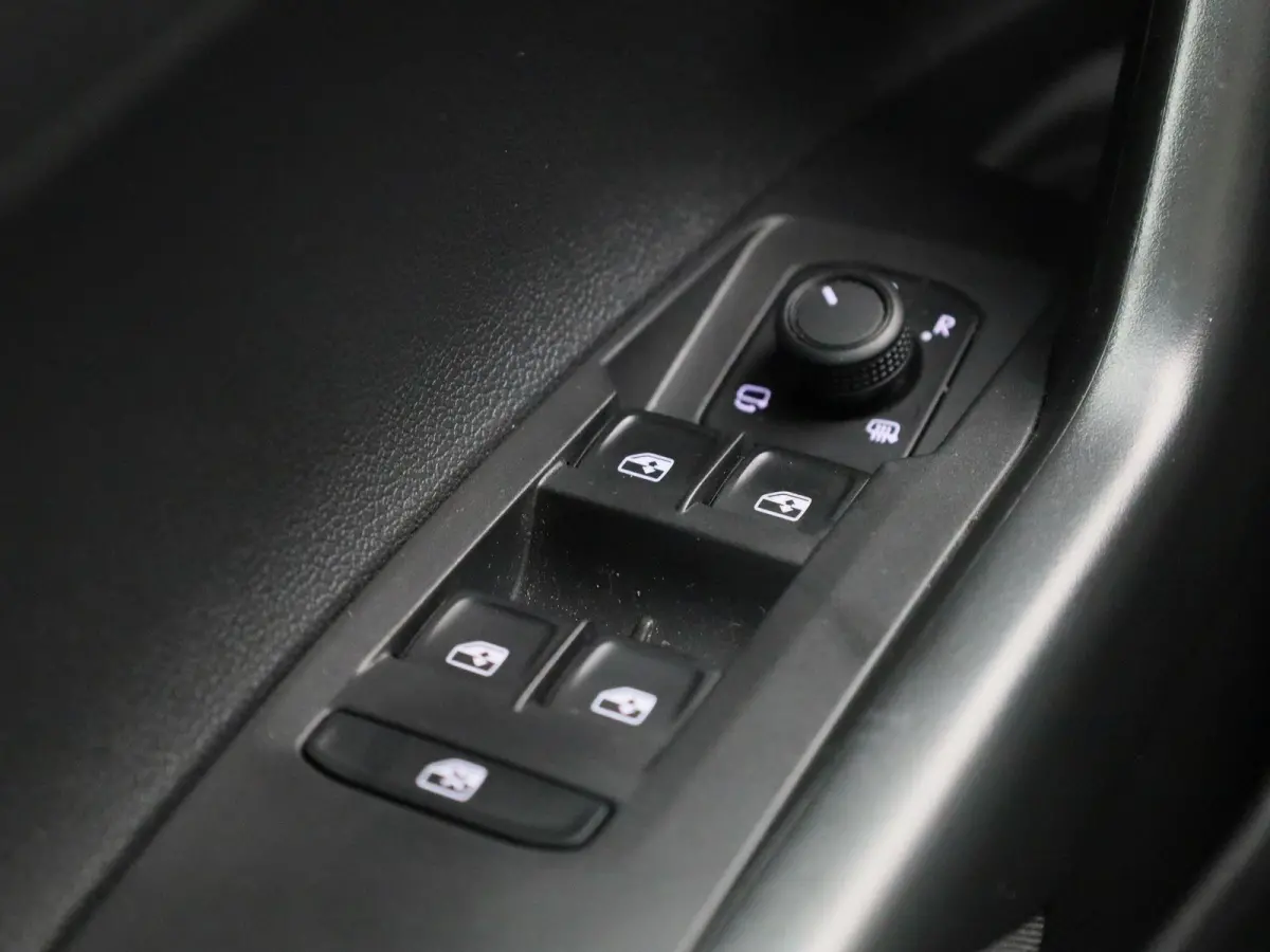 1.0 TSI Life Edition | Demo | Navigatie | Draadloze Apple Carplay | Panoramisch dak | Keyless | Adaptieve cruise control | Travel Assist | Parkeersensoren | Climate control | Stoelverwarming