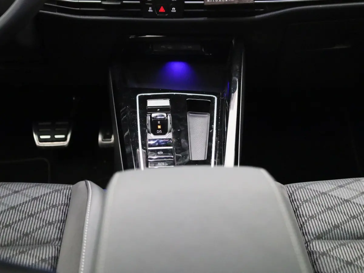 1.5 eTSI R-Line Edition | 116 PK | Demo | Automaat | Navigatie | Draadloze Apple Carplay | Adaptieve cruise control | Climate control | Stuur- en Stoelverwarming | Achteruitrij Camera | Park