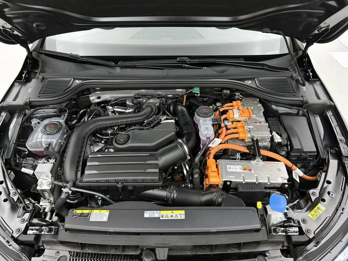 1.5 eHybrid Life Edition | Demo | 204 PK | Plug-IN | Navigatie | Stuur + Stoelverwarming | Keyless | Multimedia Pakket | Achteruitrijcamera | Getint glas | Adaptive cruise control | Lane Ass