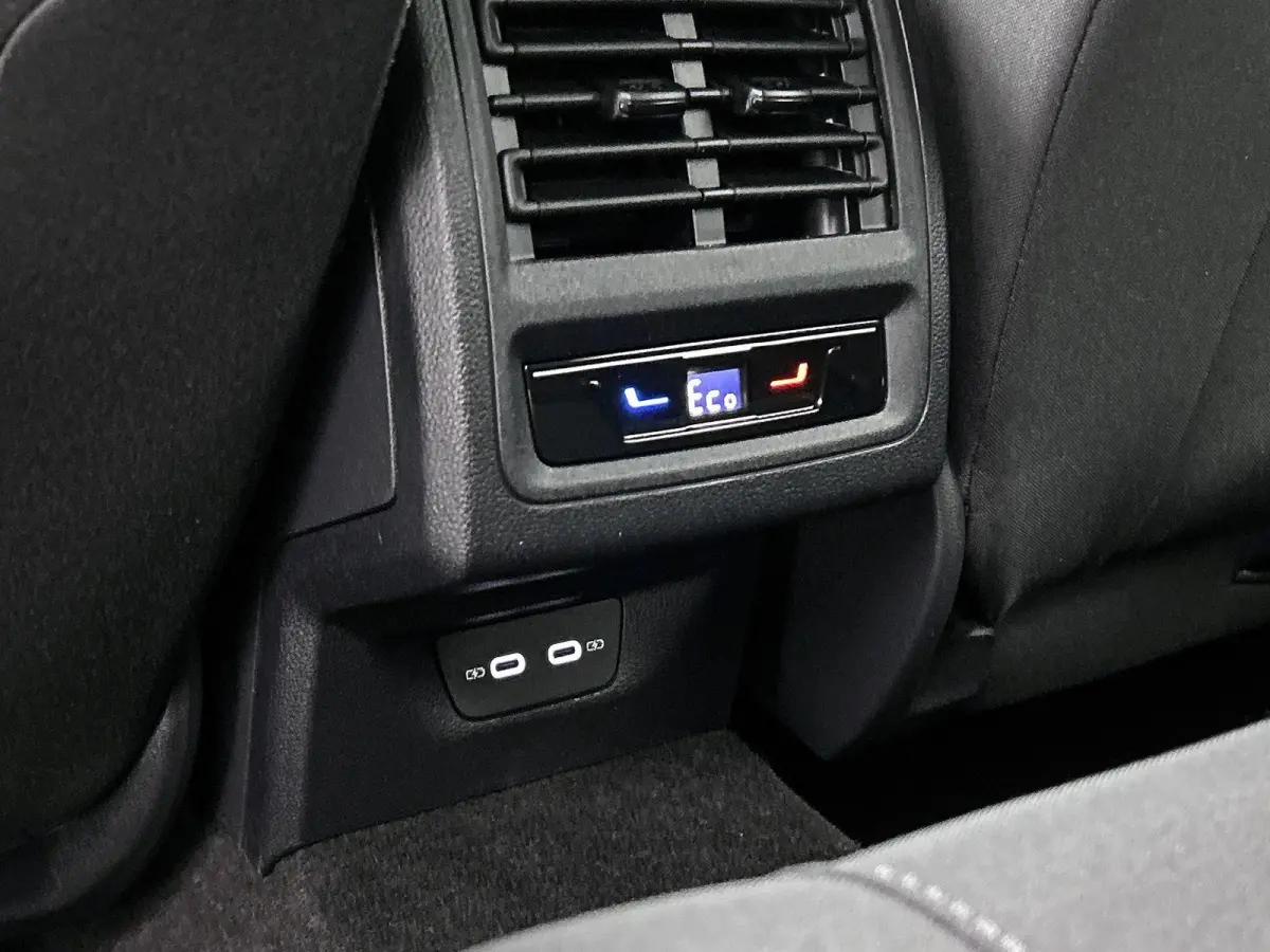 1.5 eHybrid Life Edition | Demo | 204 PK | Plug-IN | Navigatie | Stuur + Stoelverwarming | Keyless | Multimedia Pakket | Achteruitrijcamera | Getint glas | Adaptive cruise control | Lane Ass
