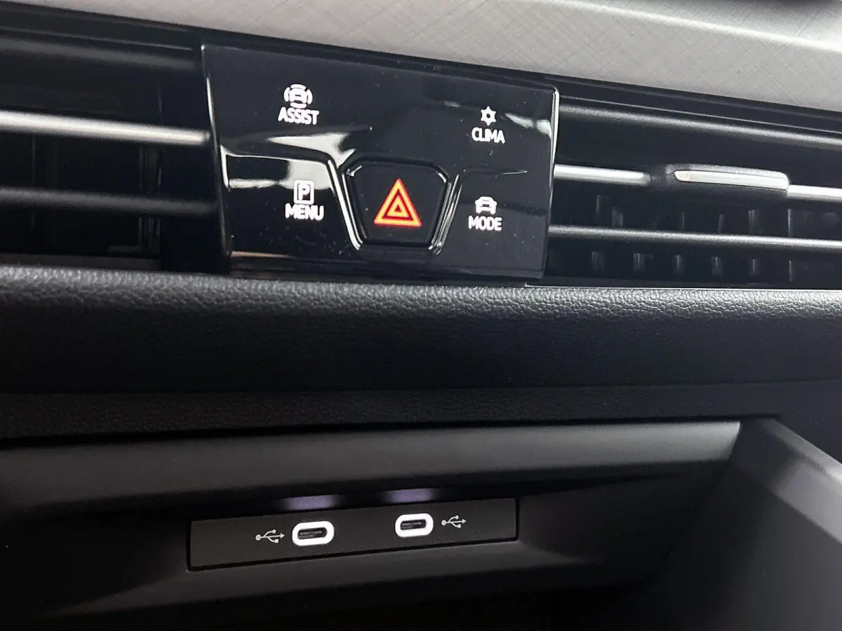 1.5 eHybrid Life Edition | Demo | 204 PK | Plug-IN | Navigatie | Stuur + Stoelverwarming | Keyless | Multimedia Pakket | Achteruitrijcamera | Getint glas | Adaptive cruise control | Lane Ass