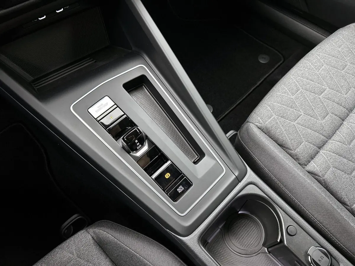 1.5 eHybrid Life Edition | Demo | 204 PK | Plug-IN | Navigatie | Stuur + Stoelverwarming | Keyless | Multimedia Pakket | Achteruitrijcamera | Getint glas | Adaptive cruise control | Lane Ass