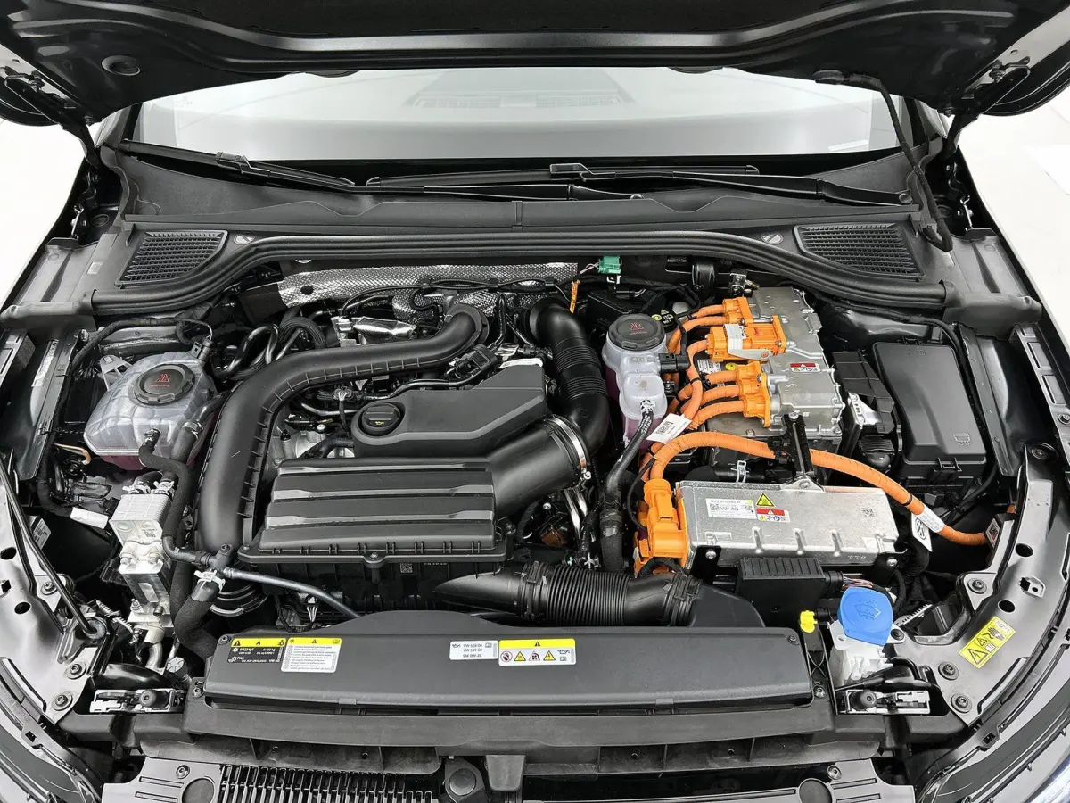 1.5 eHybrid Life Edition | Demo | 204 PK | Plug-IN | Navigatie | Stuur + Stoelverwarming | Keyless | Multimedia Pakket | Achteruitrijcamera | Getint glas | Adaptive cruise control | Lane Ass