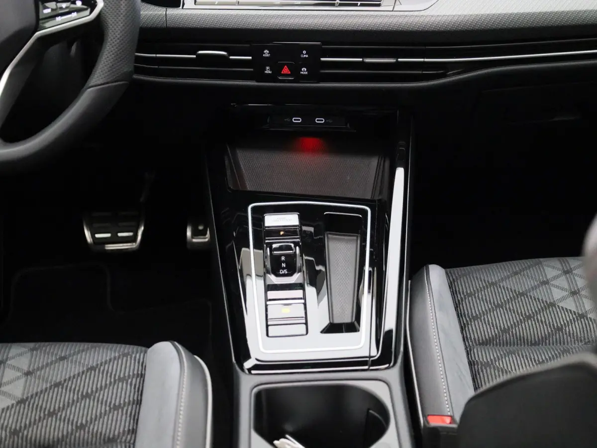 1.5 eTSI R-Line Business 150 PK | Automaat | Panoramisch Schuif - Kanteldak | Navigatie | Digital Cockpit pro | Keyless | Stoelverwarming | Ledachterlichten met dynamisch knipperlicht | Acht