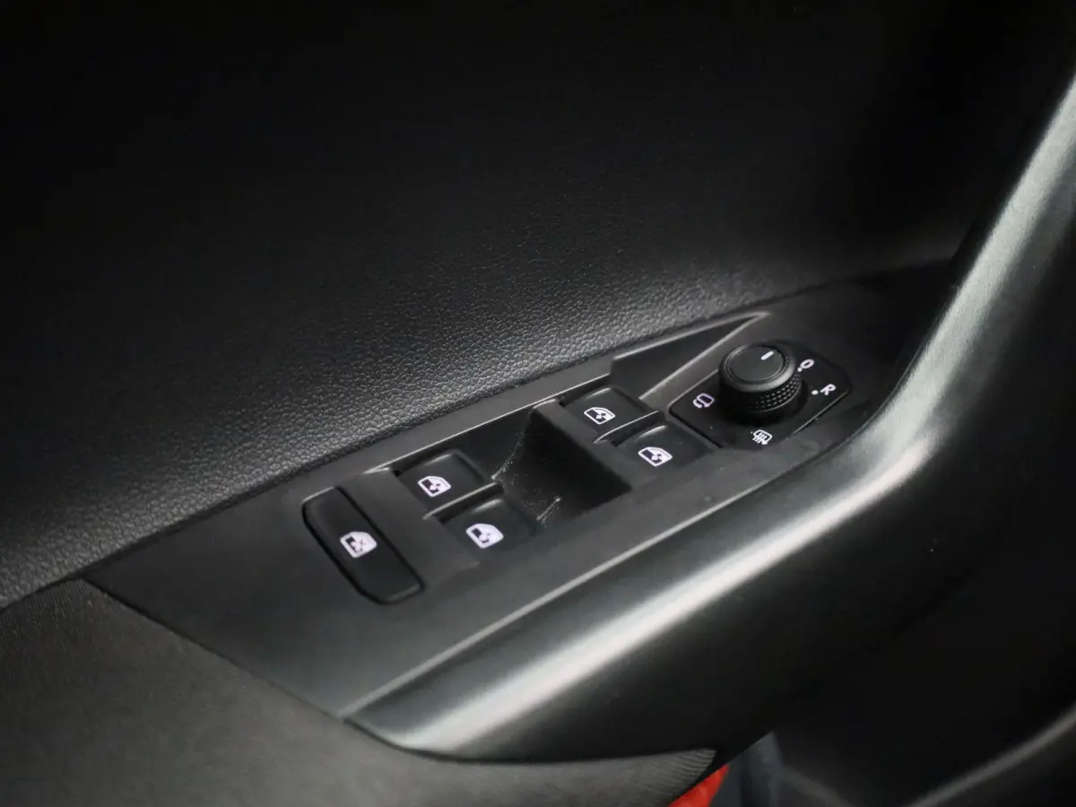 1.0 TSI Life Edition | 95 PK | EM | Navigatie | Climatronic (Automatische Airco) | Lichtmetalen Velgen | Parkeercamera | Carplay / Android Auto