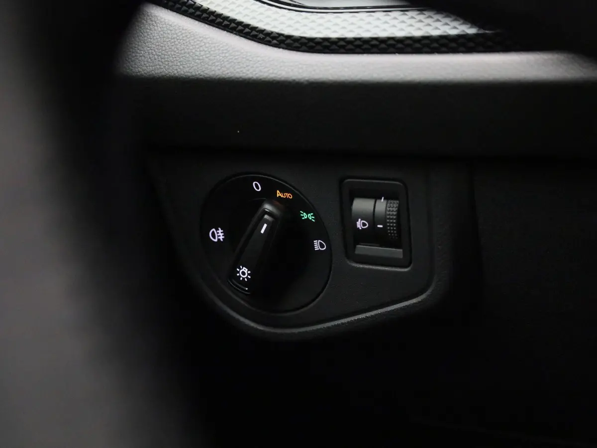 1.0 TSI Life Edition | 95 PK | EM | Navigatie | Climatronic (Automatische Airco) | Lichtmetalen Velgen | Parkeercamera | Carplay / Android Auto