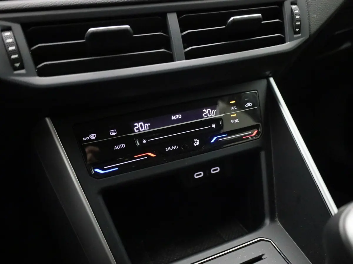 1.0 TSI Life Edition | 95 PK | EM | Navigatie | Climatronic (Automatische Airco) | Lichtmetalen Velgen | Parkeercamera | Carplay / Android Auto